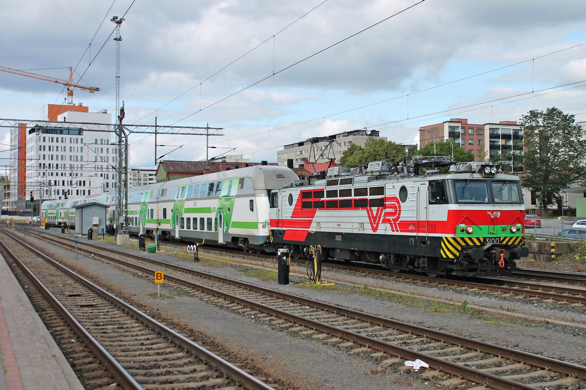 Nachschuss auf Sr1 3100, als diese am Nachmittag des 11.07.2019 ihre IC-Garnitur vom Abstellgleis in Richtung nördliches Vorfeld vom Bahnhof Tampere, um später als Ersatzzug für den IC 180 nach Helsinki zu fahren.