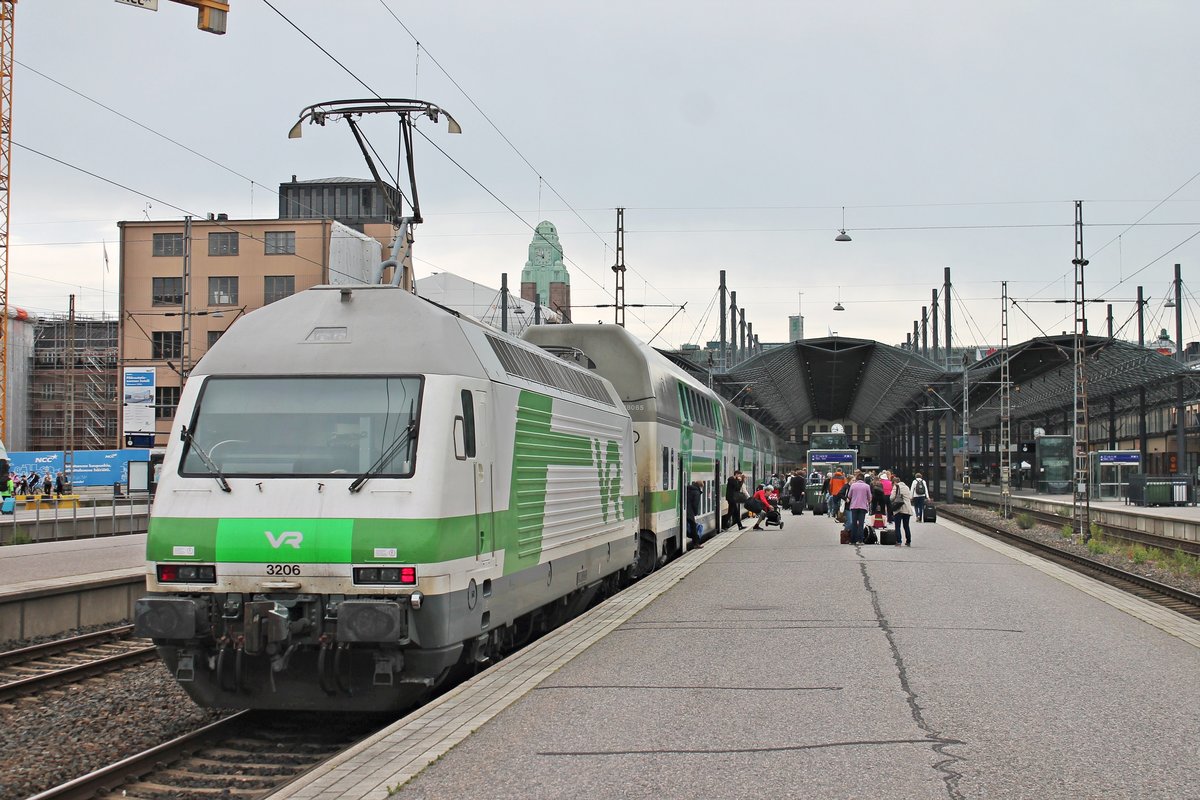 Nachschuss auf Sr2 3206, als diese am Morgen des 08.07.2019 mit ihrem InterCity auf Gleis 7 im Hauptbahnhof von Helsinki ankam. Nachdem alle Passagiere aus dem Zug ausgestiegen sind, brachte die Sr2 3206 den Zug in den Abstellbahnhof.