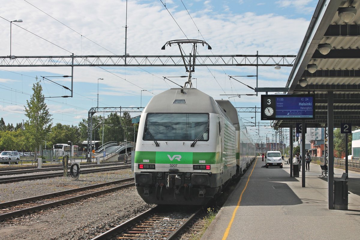 Nachschuss auf Sr2 3207, als diese am Morgen des 09.07.2019 ihren IC 24 (Oulu - Helsinki) von Gleis 3 aus dem Startbahnhof in Richtung Süden schob.
