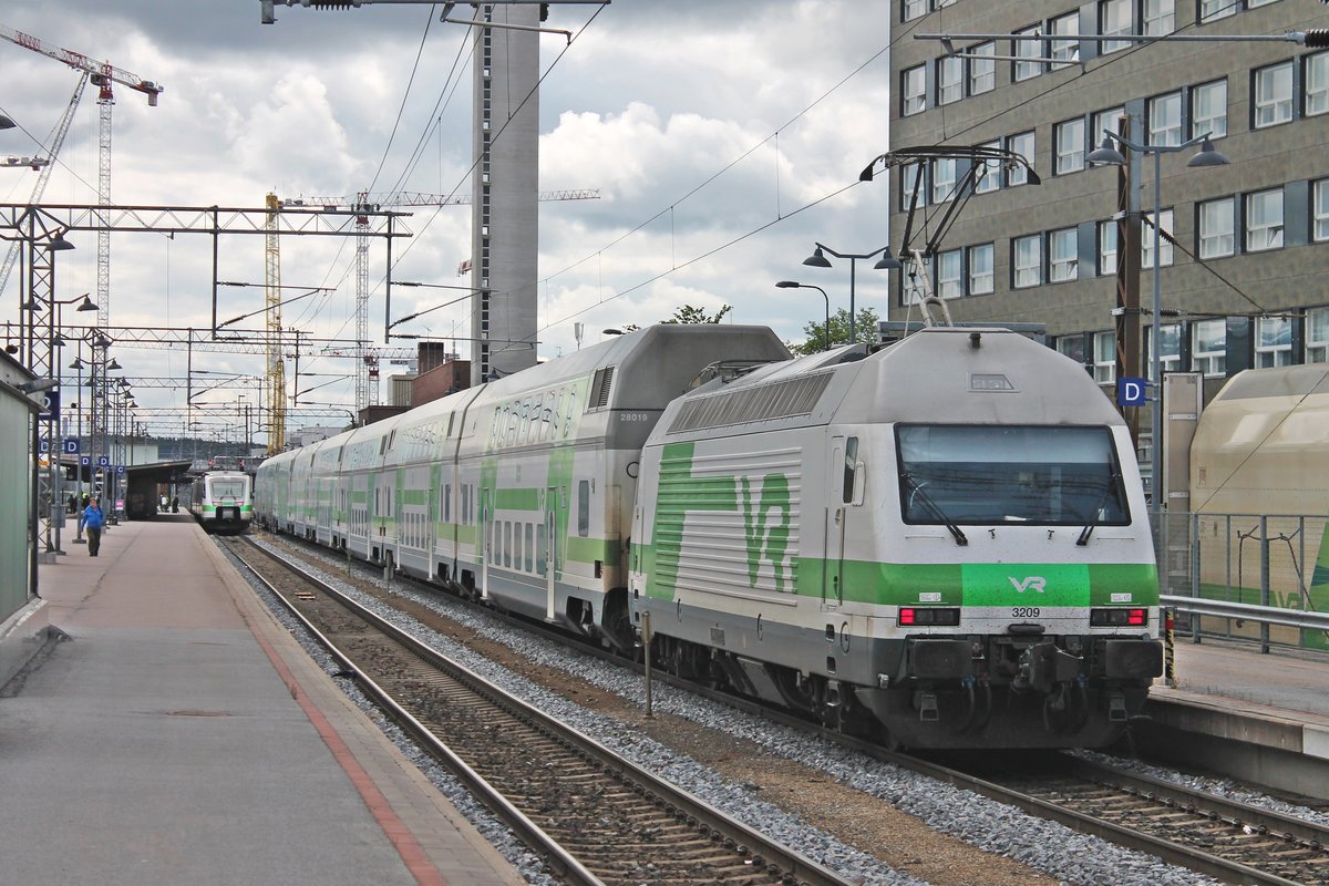Nachschuss auf Sr2 3209, als diese am Vormittag des 11.07.2019 mit dem IC 122 (Oulu - Helsinki) auf Gleis 1 in den Bahnhof von Tampere fuhr.