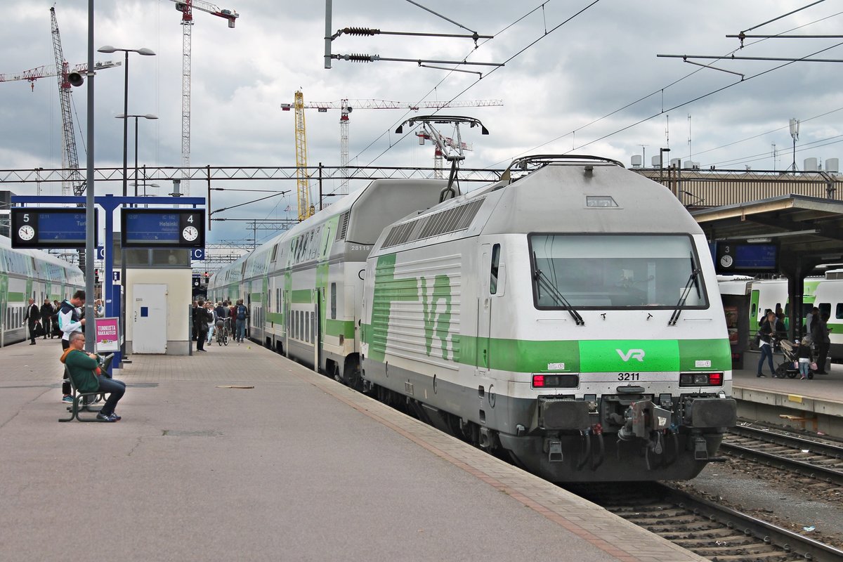 Nachschuss auf Sr2 3211, als diese am Vormittag des 11.07.2019 mit ihrem IC 142 (Jyväskylä - Helsinki) auf Gleis 4 im Bahnhof von Tampere stand.
