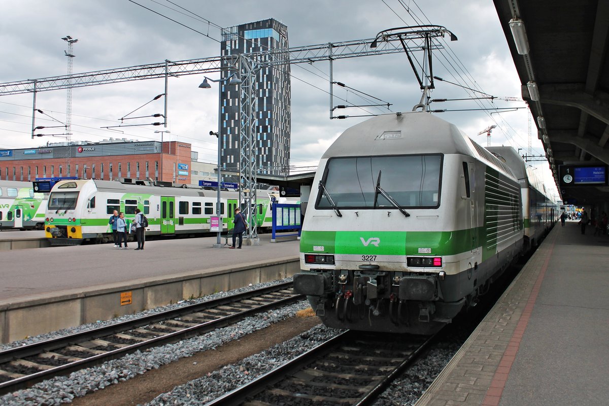Nachschuss auf Sr2 3227, als diese am Nachmittag des 11.07.2019 mit IC 24 (Oulu - Helsinki) auf Gleis 1 im Bahnhof von Tampere stand. Im Hintergrund steht Dm12 4412 auf Gleis 4.