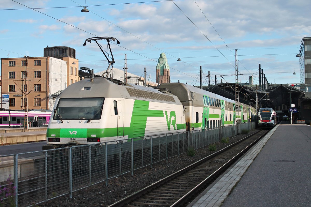 Nachschuss auf Sr2 3232, als diese am Abend des 12.07.2019 mit dem IC 50 (Vasa - Helsinki) auf Gleis 10 in den Zielbahnhof einfuhr.