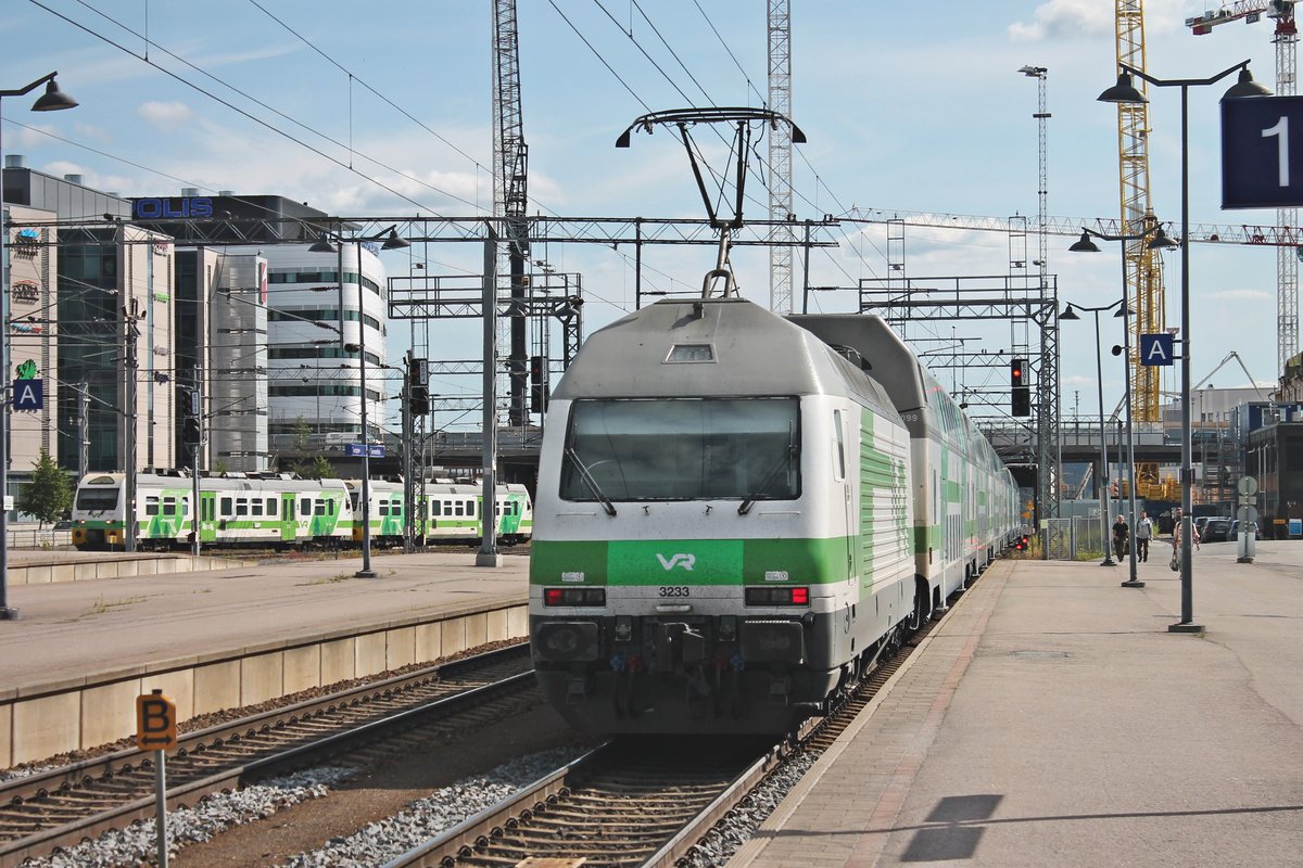 Nachschuss auf Sr2 3233, als diese am Nachmittag des 10.07.2019 ihren IC 24 (Oulu - Helsinki) von Gleis 4 des Bahnhofes von Tampere herraus in Richtung Landeshauptstadt schob.