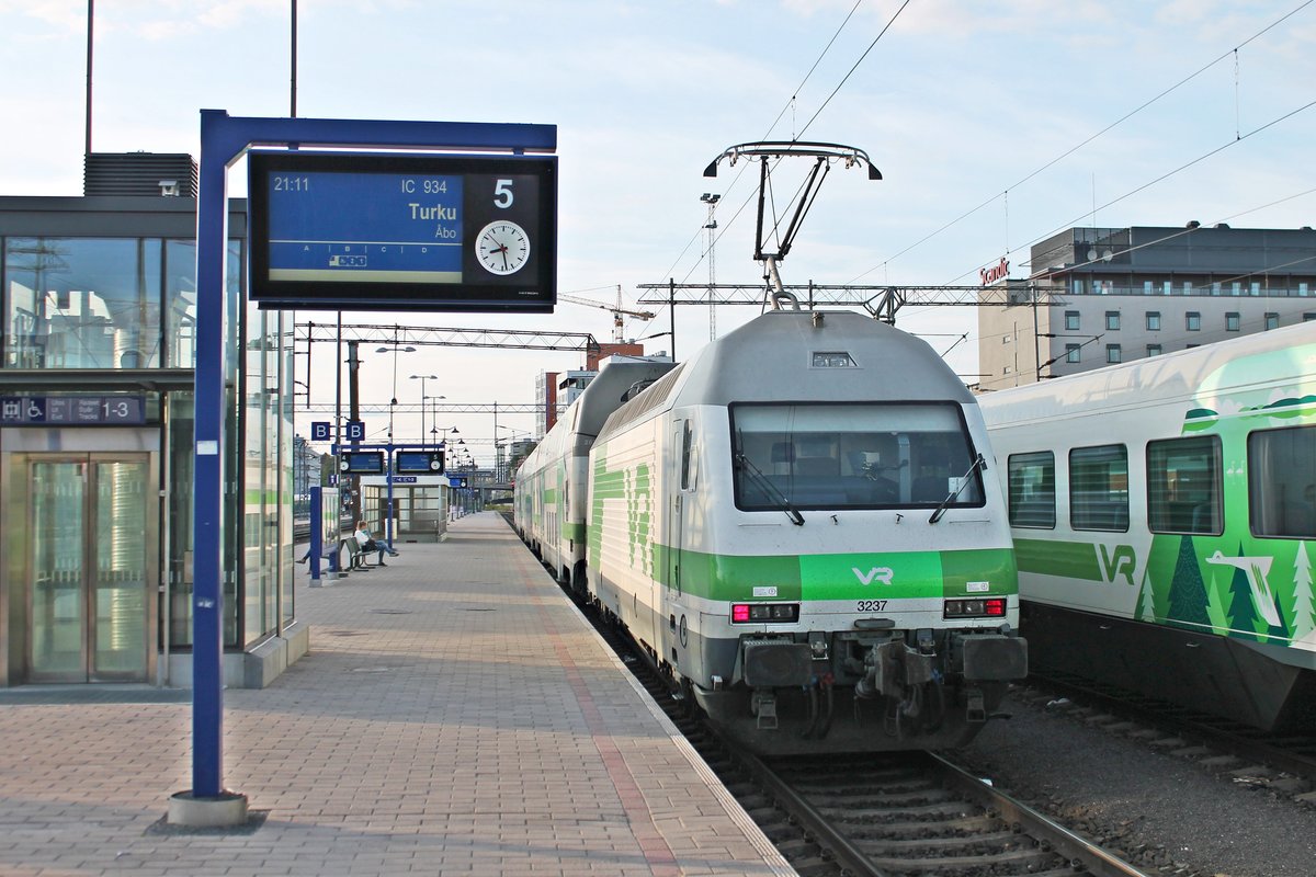 Nachschuss auf Sr2 3237, als diese am Abend des 10.07.2019 mit einem InerCity aus Turku auf Gleis 5 im Bahnhof von Tampere ankam. Später ging es als IC 934 wieder zurück nach Turku.