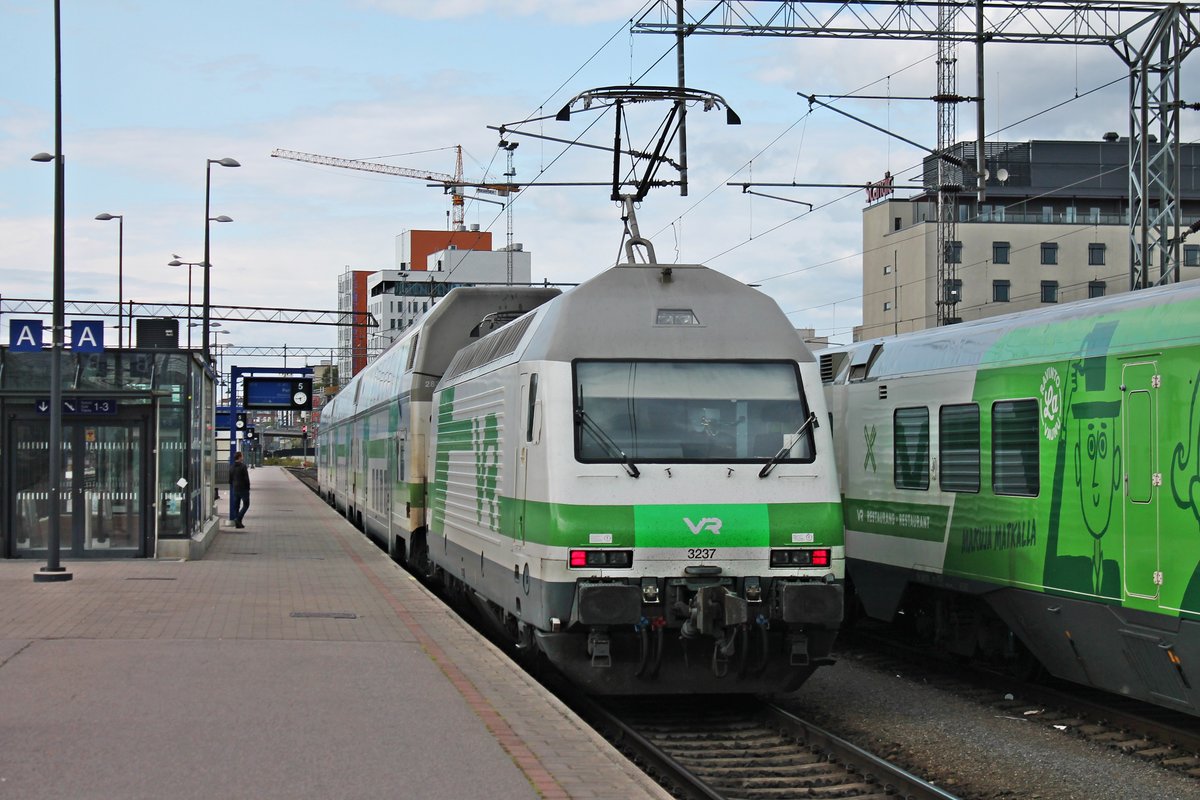 Nachschuss auf Sr2 3237, als diese am Nachmittag des 11.07.2019 als IC 471 (Helsinki - Pori) auf Gleis 5 in den Bahnhof von Tampere einfuhr.