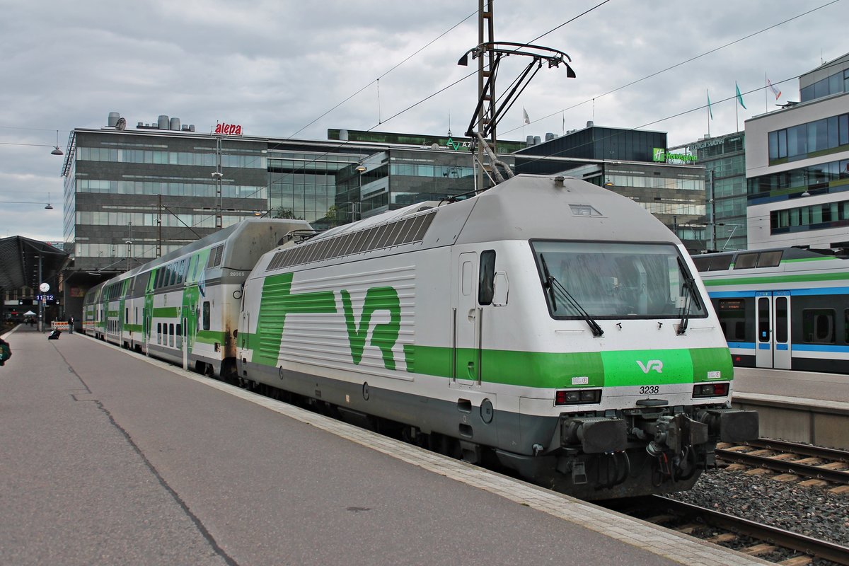 Nachschuss auf Sr2 3238, als diese am Abend des 13.07.2019 mit ihrer IC-Garnitur als Leerzug auf Gleis 12 im Hauptbahnhof von Helsinki ankam. Später ging es als IC 971 nach Turku.