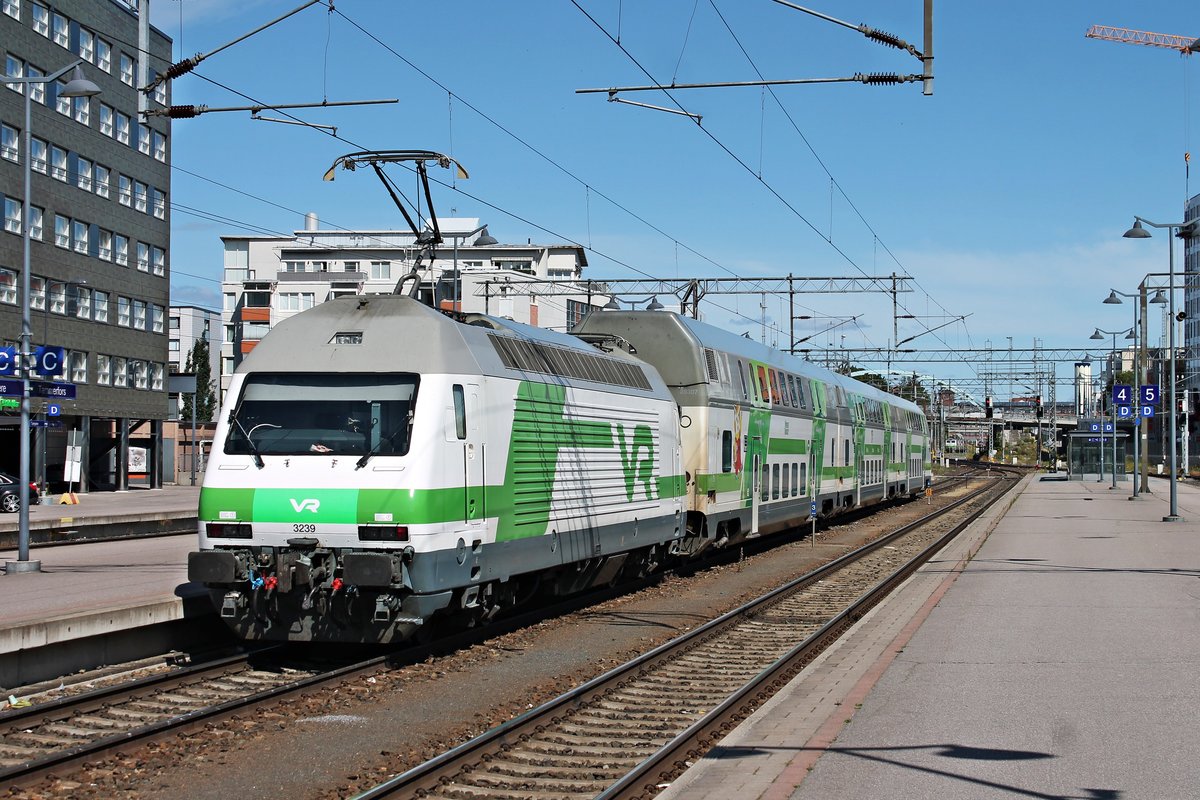 Nachschuss auf Sr2 3239, als diese am Morgen des 12.07.2019 mit dem IC 475 (Tampere - Pori) auf Gleis 3 im Startbahnhof stand und auf ihre Ausfahrt in Richtung Norden wartete.