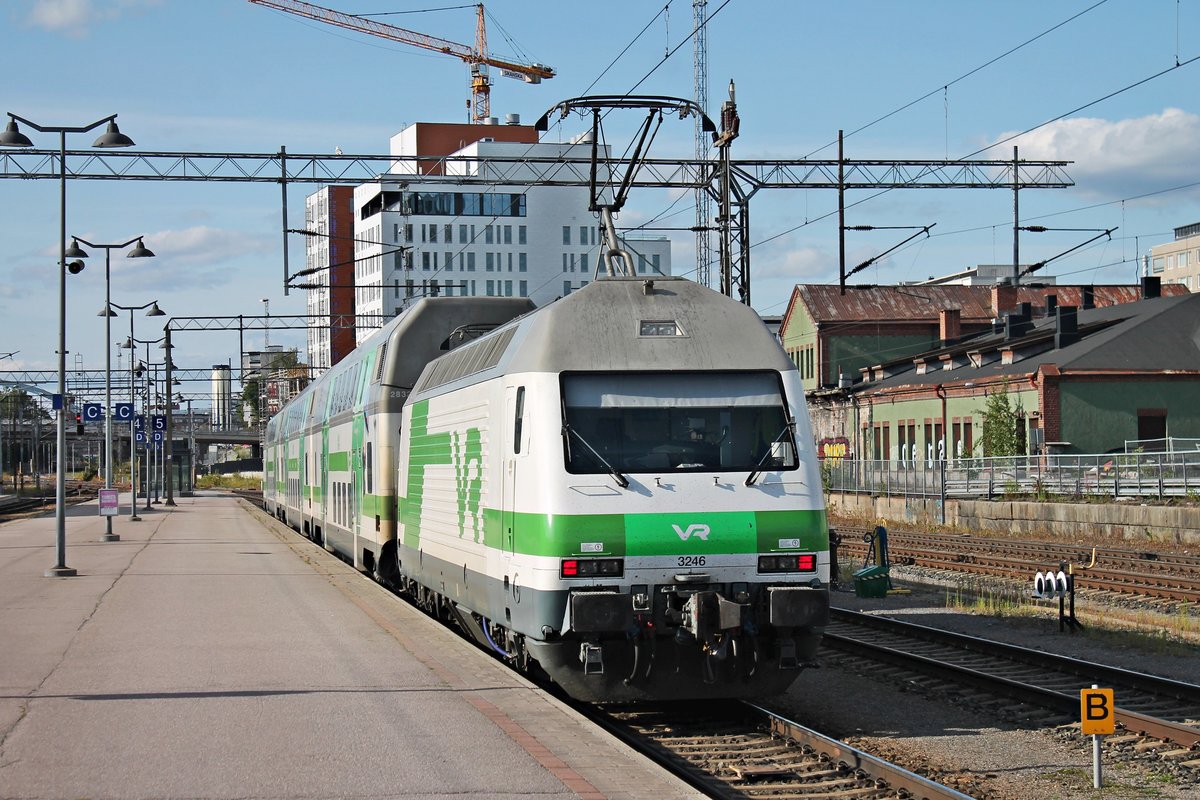 Nachschuss auf die Sr2 3246, als diese am Nachmittag des 10.07.2019 ihren IC 471 (Tampere - Pori) von Gleis 5 aus dem Startbahnhof in Richtung Norden schob.