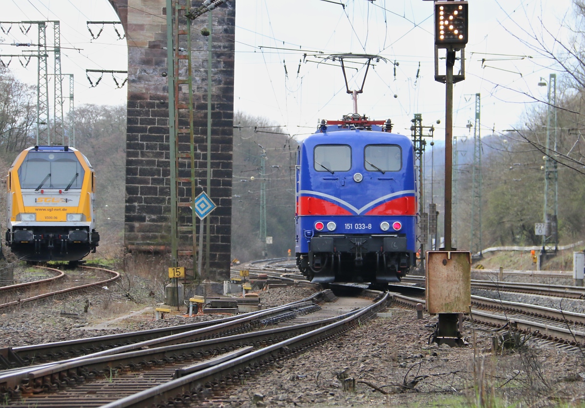 Nachschuss auf SRI 151 033-8, die am 23.03.2014 als Tfzf aus Richtung Osten kommend durch Eichenberg Richtung Kassel weiter fuhr. Links im Bild die abgestellte SGL V500.06 (264 006-8).