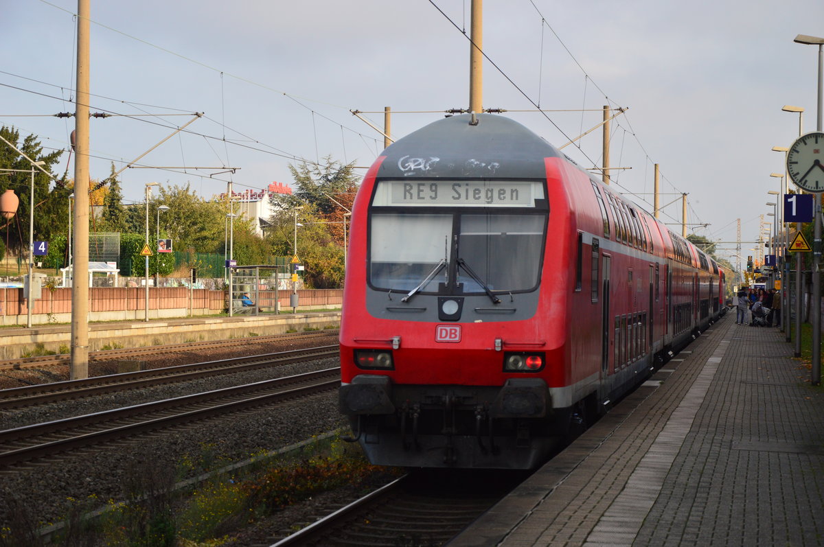 Nachschuß auf den Steuerwagen eines RE9 nach Siegen in Langerwehe. 23.10.2016