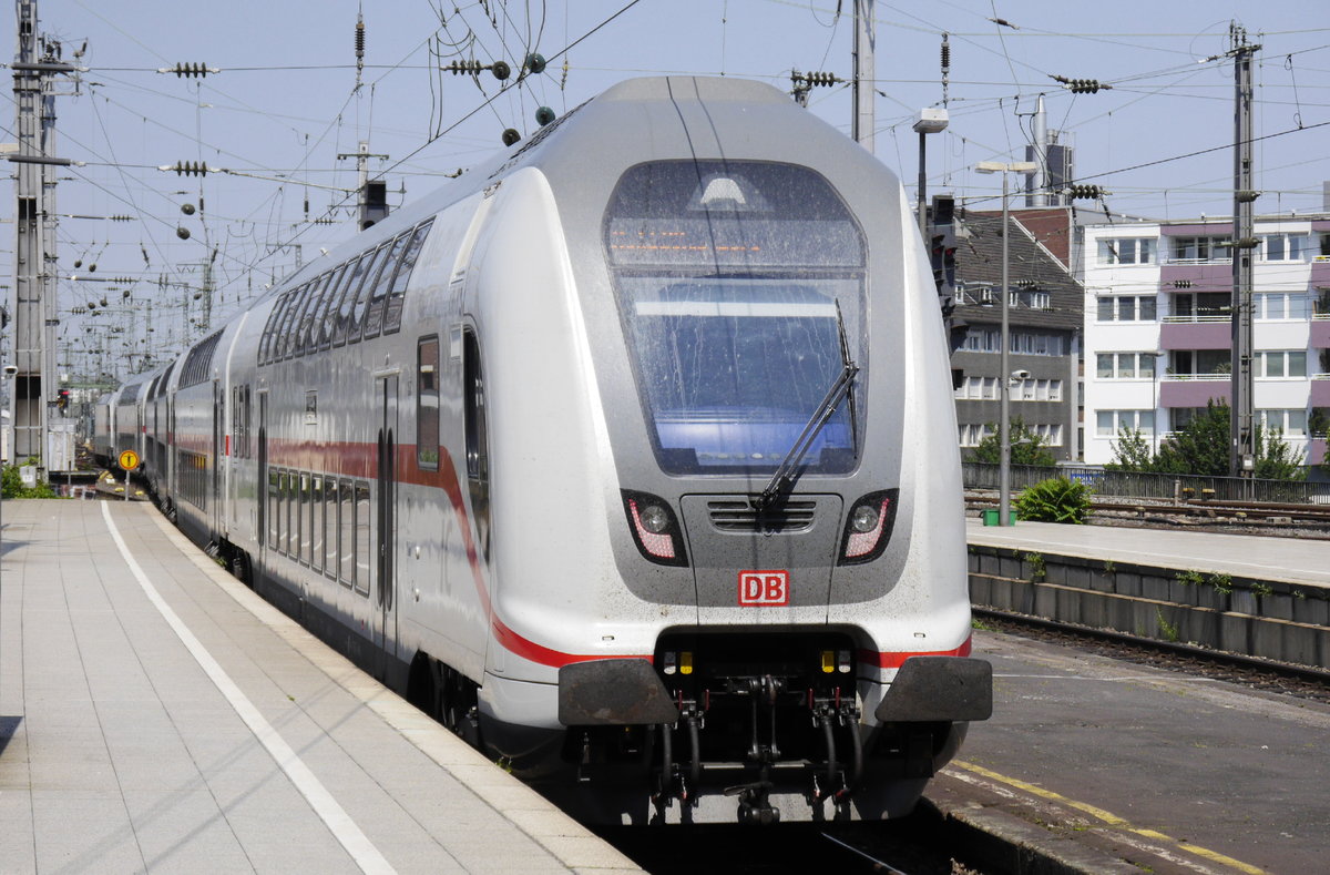 Nachschuss auf den Steuerwagen von IC 2009 bei der Ausfahrt aus Köln Hbf, Gleis 5, in den Btf (7.6.16).