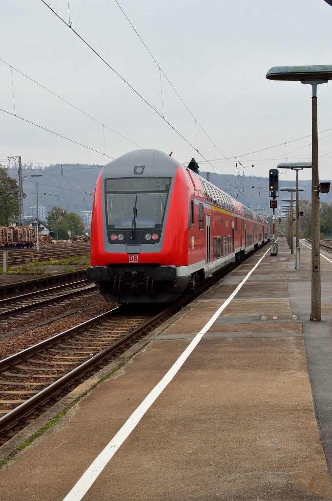 Nachschu� auf den Steuerwagen einer RB nach Stuttgart, die von der 143 092 gezogen wurde und hier gerade Neckarelz verl�sst. 1.11.2013
