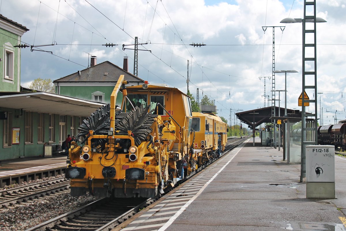 Nachschuss auf das Strabag Schotterplaniergerät  Tauberexxxpress  (99 80 9425 014-4 D-BRS), als dieses am Nachmittag des 28.04.2019 zusammen mit der Strabag Stopfmaschine  Tauberexxxpress  (99 80 9121 003-4 D-BRS) über Gleis 2 durch den Bahnhof von Müllheim (Baden) rangierten, um auf das Abstellgleis zu gelangen.