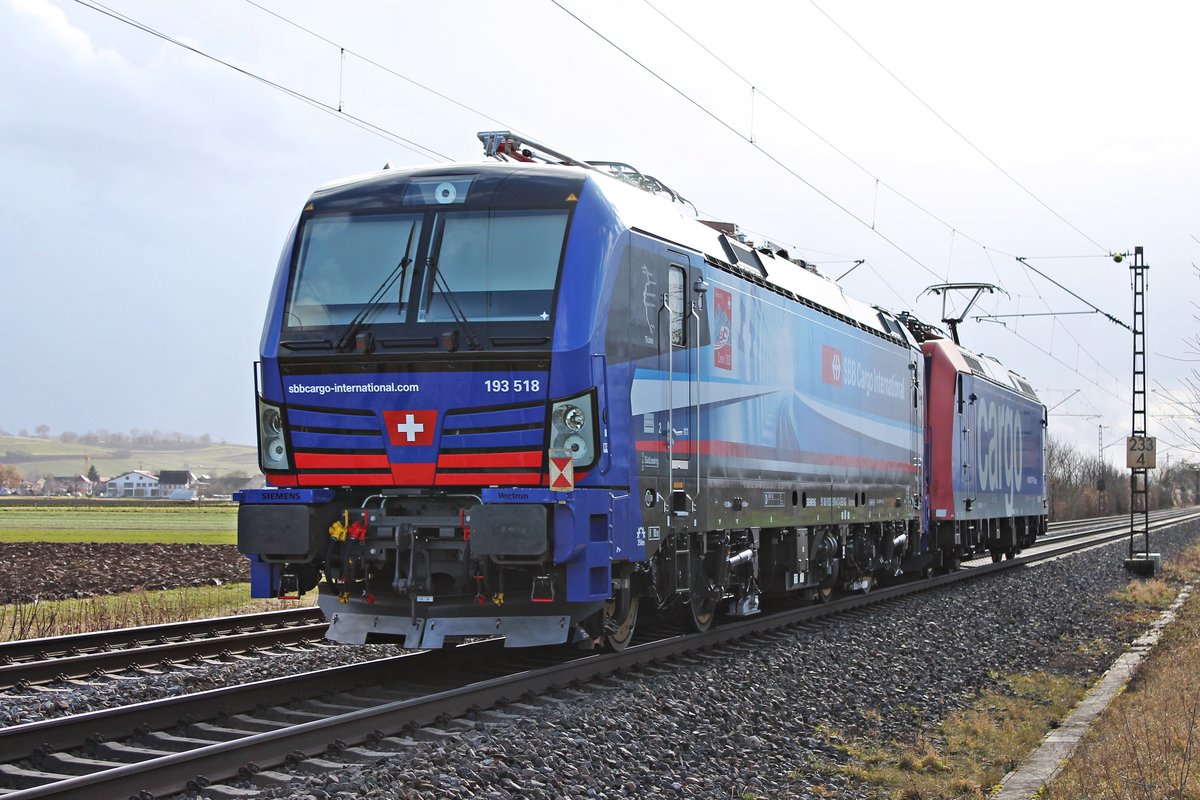 Nachschuss auf Südleasing/SBBCI 193 518  Ticino/Ceneri 2020 , als diese am Nachmittag des 28.01.2020 von der Re 482 007-2 als Tfzf 99489 (Karlsruhe Rbf - Basel SBB RB) nördlich von Hügelheim durchs Markgräflerland in Richtung Basel überführt wurde.