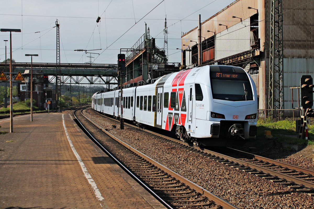 Nachschuss auf SÜWEX 429 119 und SÜWEX 429 609 am 12.04.2017, als sie zusammen als RE1 (Mannheim Hbf - Trier Hbf) aus dem Völklinger Bahnhof von Dillingen (Saar) fuhren.
