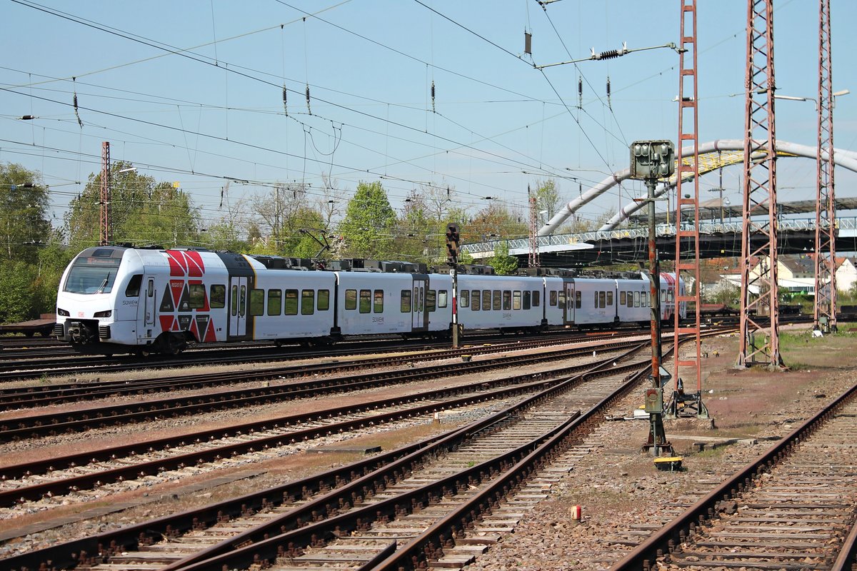 Nachschuss auf SÜWEX 429 121, als dieser am 12.04.2017 als RE1 (Mannheim Hbf - Koblenz Hbf) aus dem Dillinger Bahnhofes gen Trier fuhr.