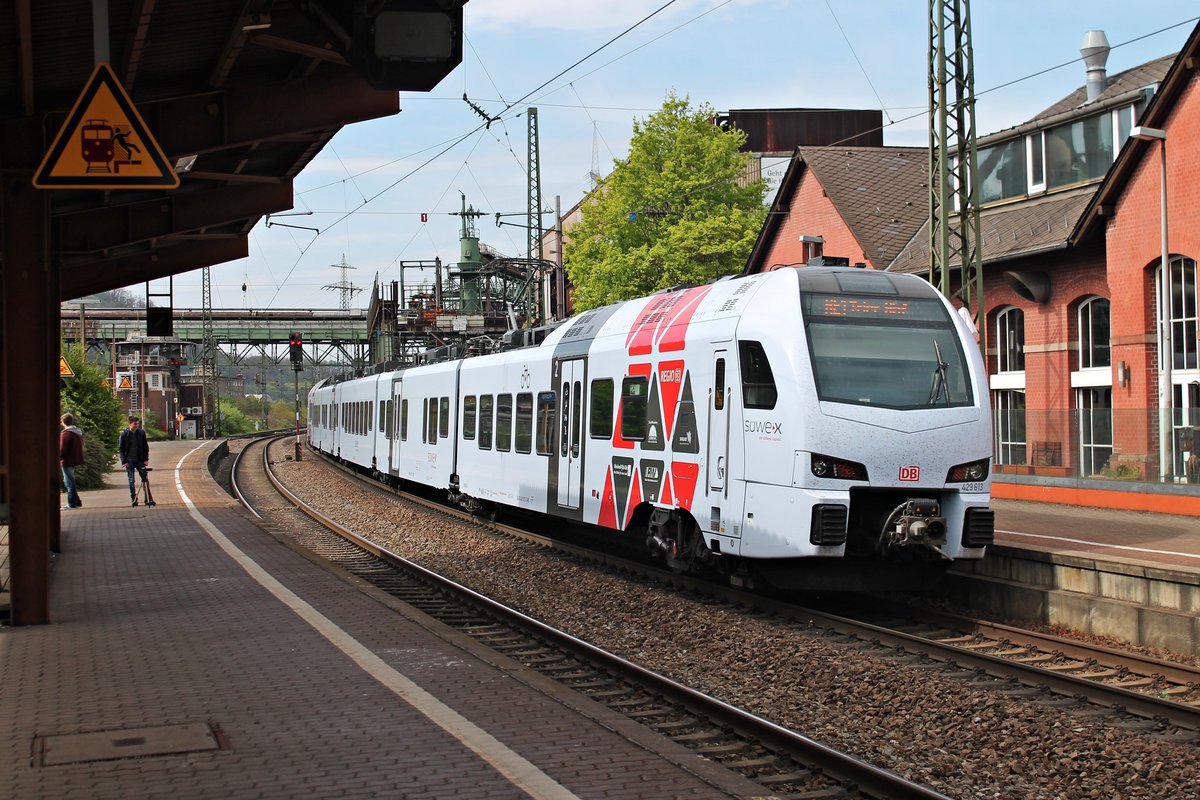 Nachschuss auf SÜWEX 429 613 als RE1 (Saarbrücken Hbf - Trier Hbf) am 12.04.2017 bei der Ausfahrt aus Völklingen in Richtung Dillingen (Saar).
