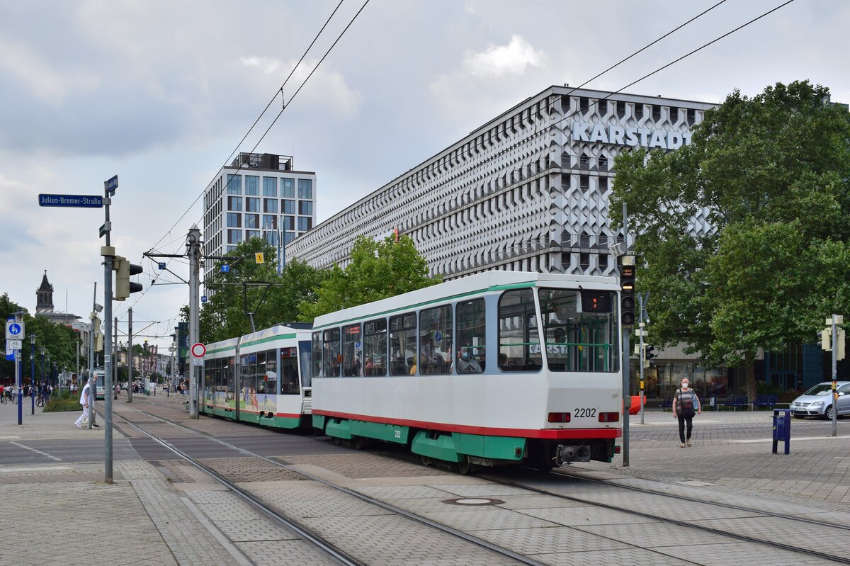 Nachschuss auf den Tatra-Großraumbeiwagen 2202 vor der reizvollen Fassade des Galeria Karstadt Kaufhauses in der Innenstadt von Magdeburg.

Magdeburg 03.08.2021