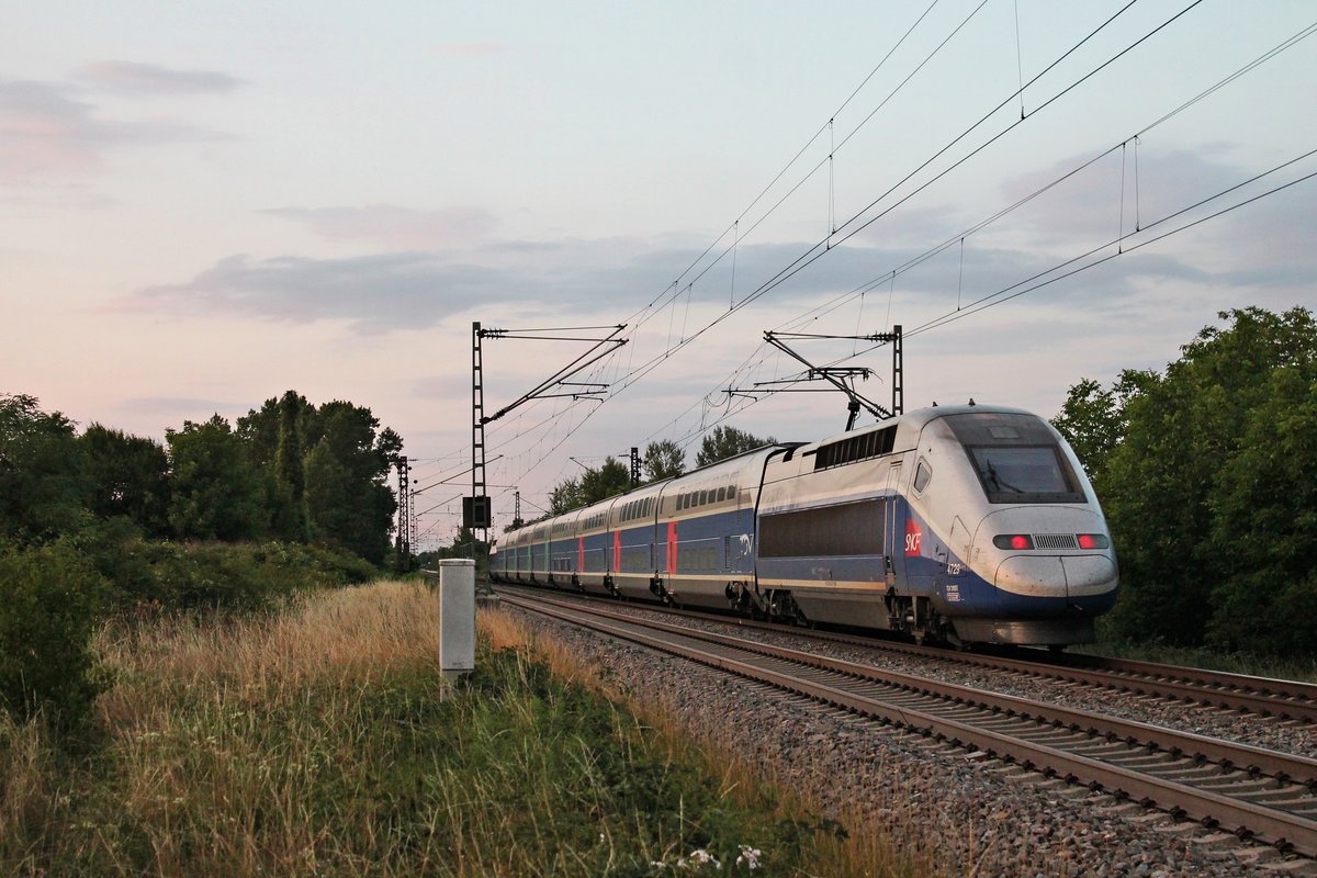 Nachschuss auf TGV Euroduplex 4729 (310057), als dieser am Abend des 20.07.2017 als TGV (Paris Gare de Lyon - Freiburg (Brsg) Hbf) bei Buggingen unterwegs war.