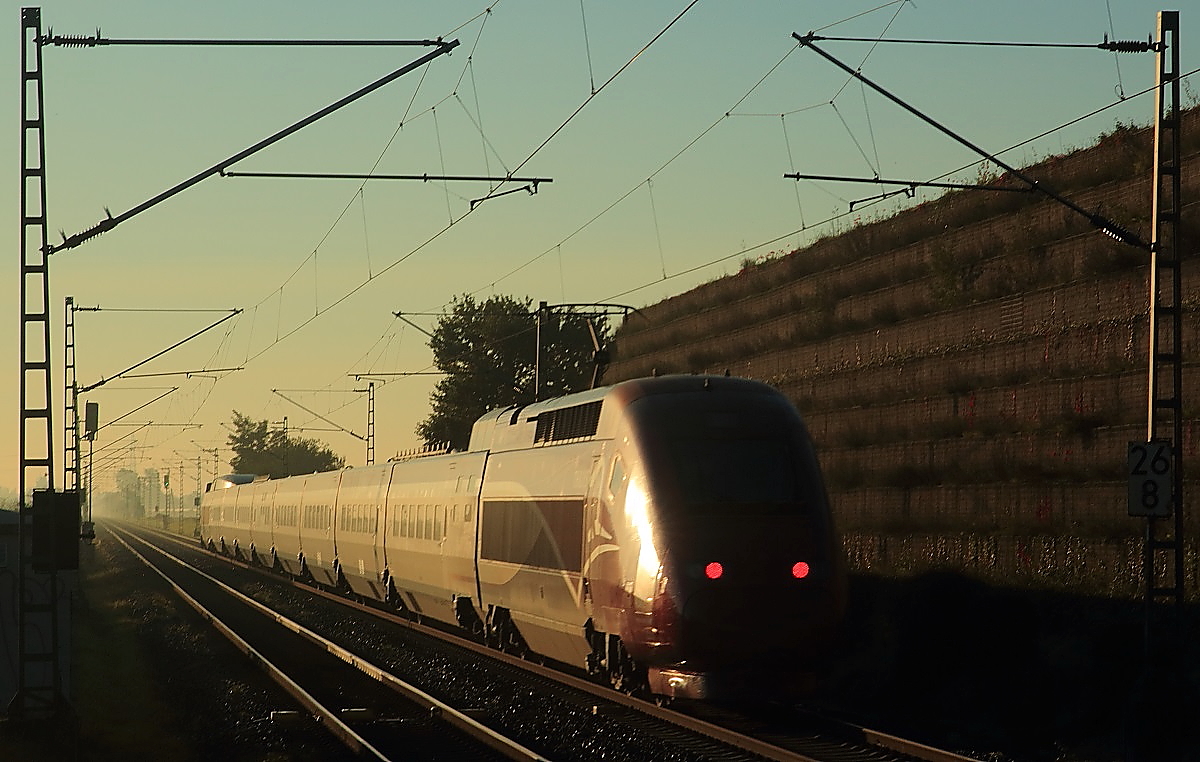 Nachschuss auf den Thalys 4302 nach Paris, der am Morgen des 14.10.2017 Neuss-Allerheiligen durchfährt. Wegen Gleisbauarbeiten im Kölner Hauptbahnhof verkehrte er über die KBS 495 und fuhr ohne Halt zwischen Düsseldorf und Aachen.