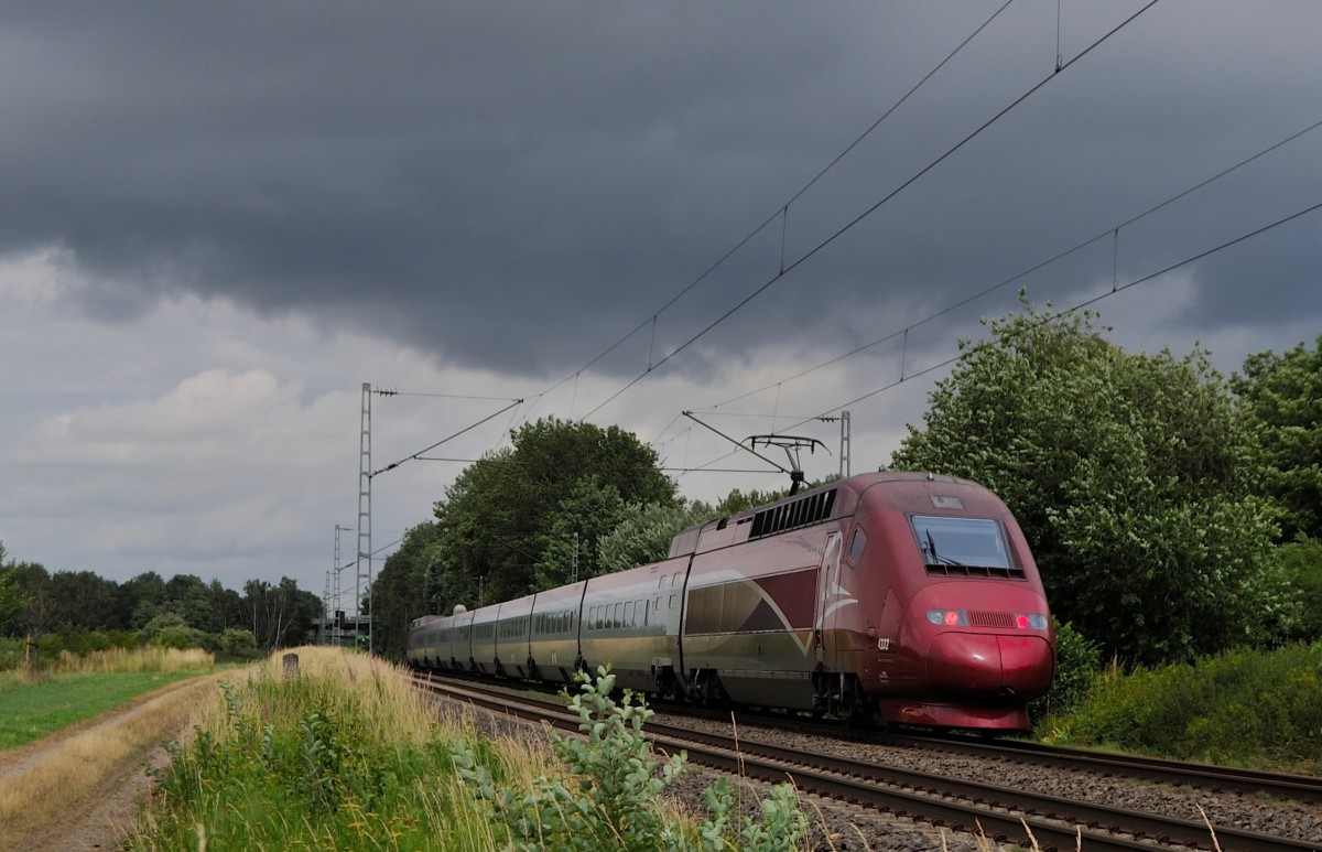 Nachschuß auf den Thalys 4332 aus Paris bei Frelenberg Km 25,6 auf der KBS 485, am 8.7.2015