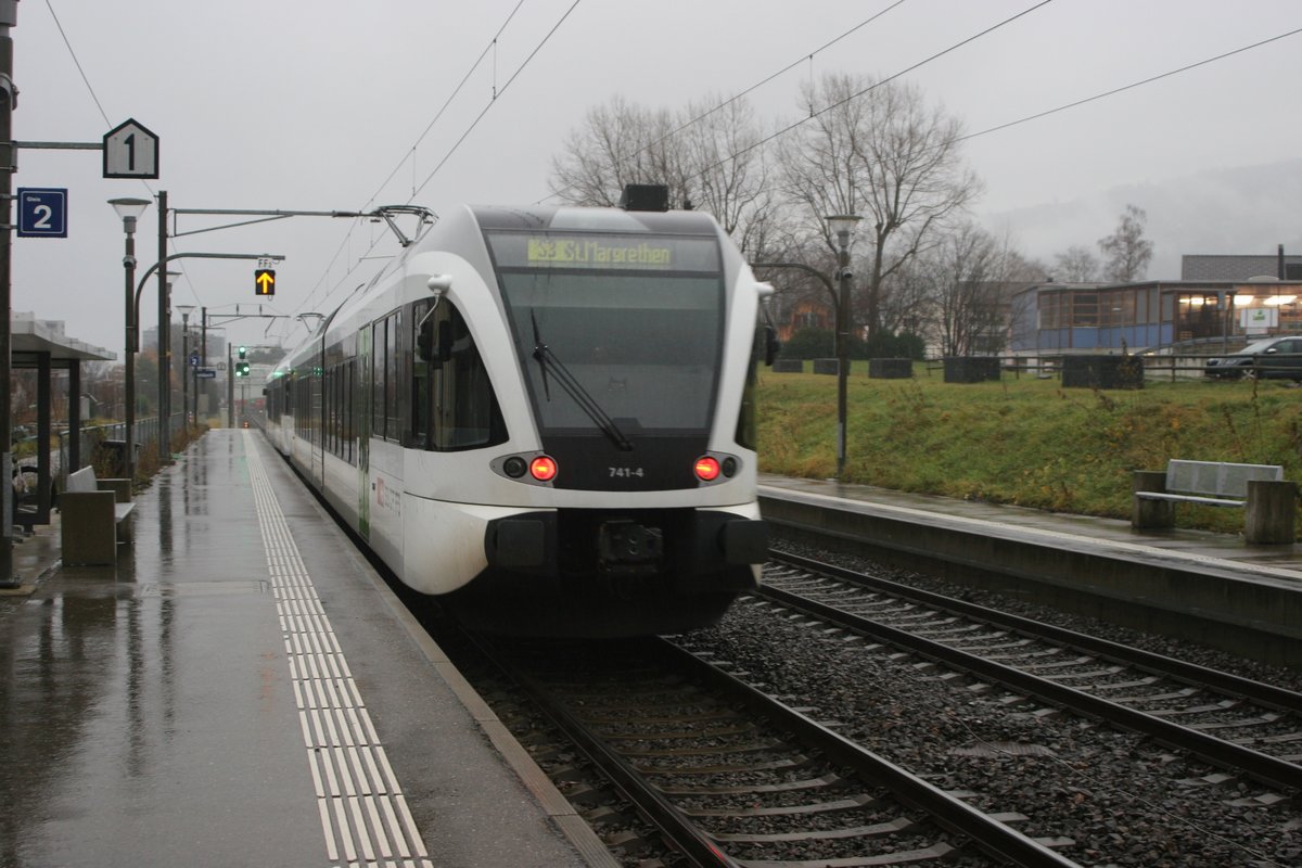 Nachschuss auf den Thurbo RABe 526 741, der mit einem Bruder zusammen auf der S3 nach St. Margrethen unterwegs ist und gerade das verregnete Goldach nach Rorschach verlässt.

Goldach, 24.12.2019