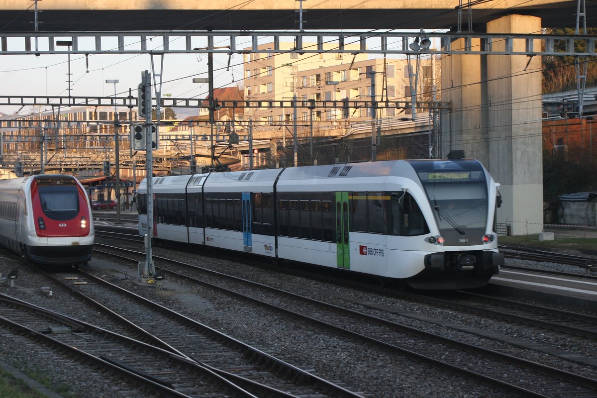Nachschuss auf den Thurbo RABe 526 766, der an diesem Abend als S8 nach Schaffhausen unterwegs war. Hier bei der Einfahrt in den Bahnhof St. Fiden.

St. Gallen St. Fiden, 04.04.2020