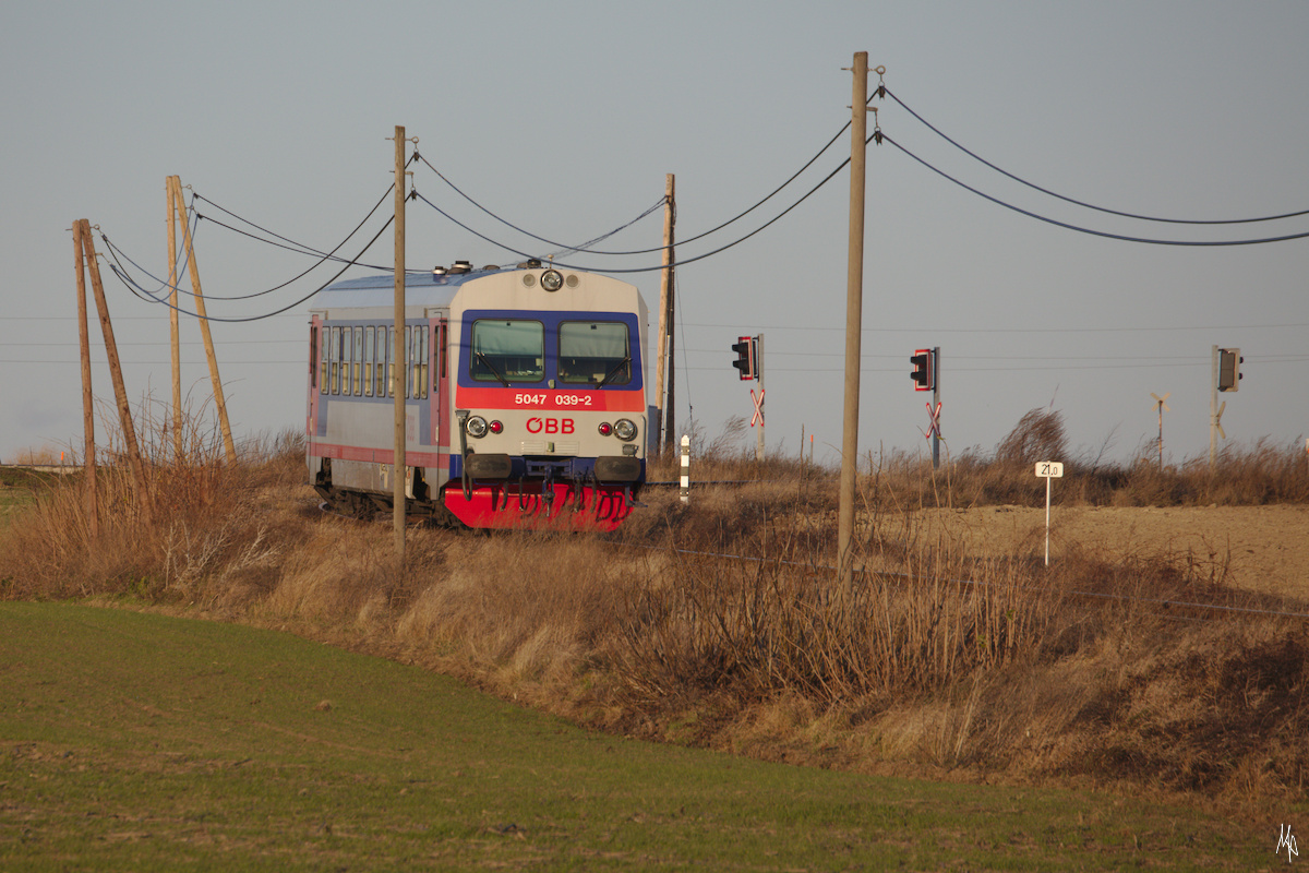 Nachschuss auf Triebwagen 5047 039, der von Bockfließ nach Auersthal unterwegs ist. (10.12.2019)