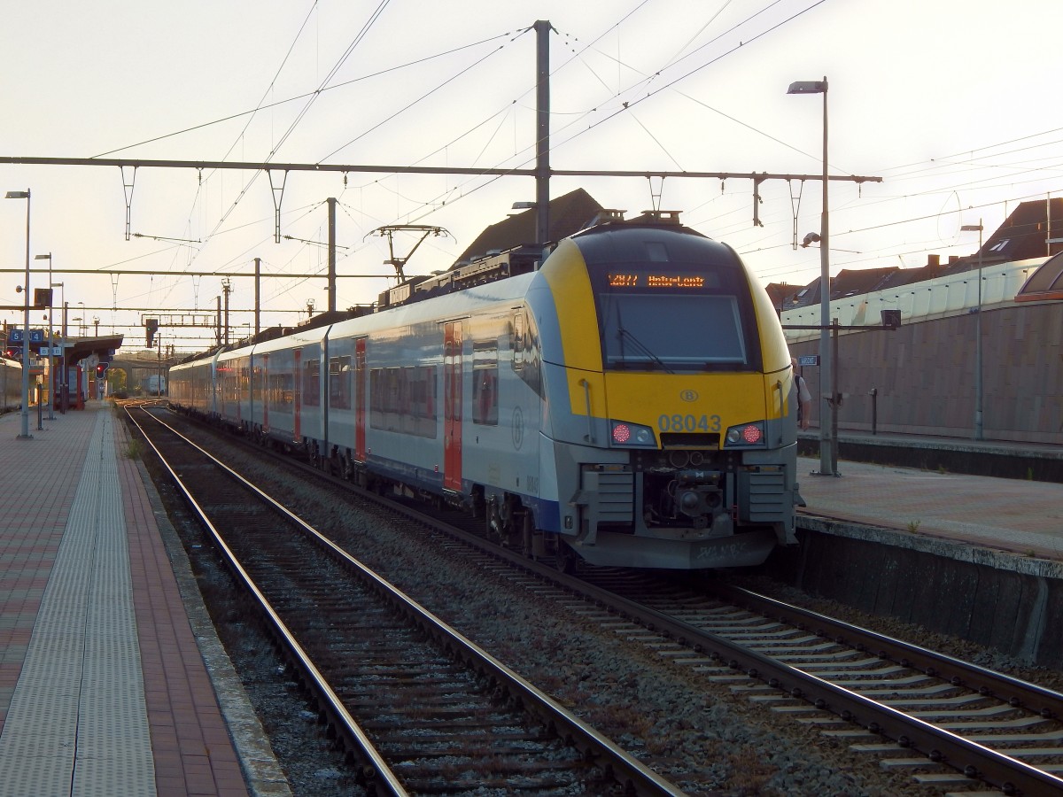 Nachschuss auf den Triebzug 08043 als R 2877 nach Antwerpen Centraal in Aarschot.

Aarschot 06.07.2015
