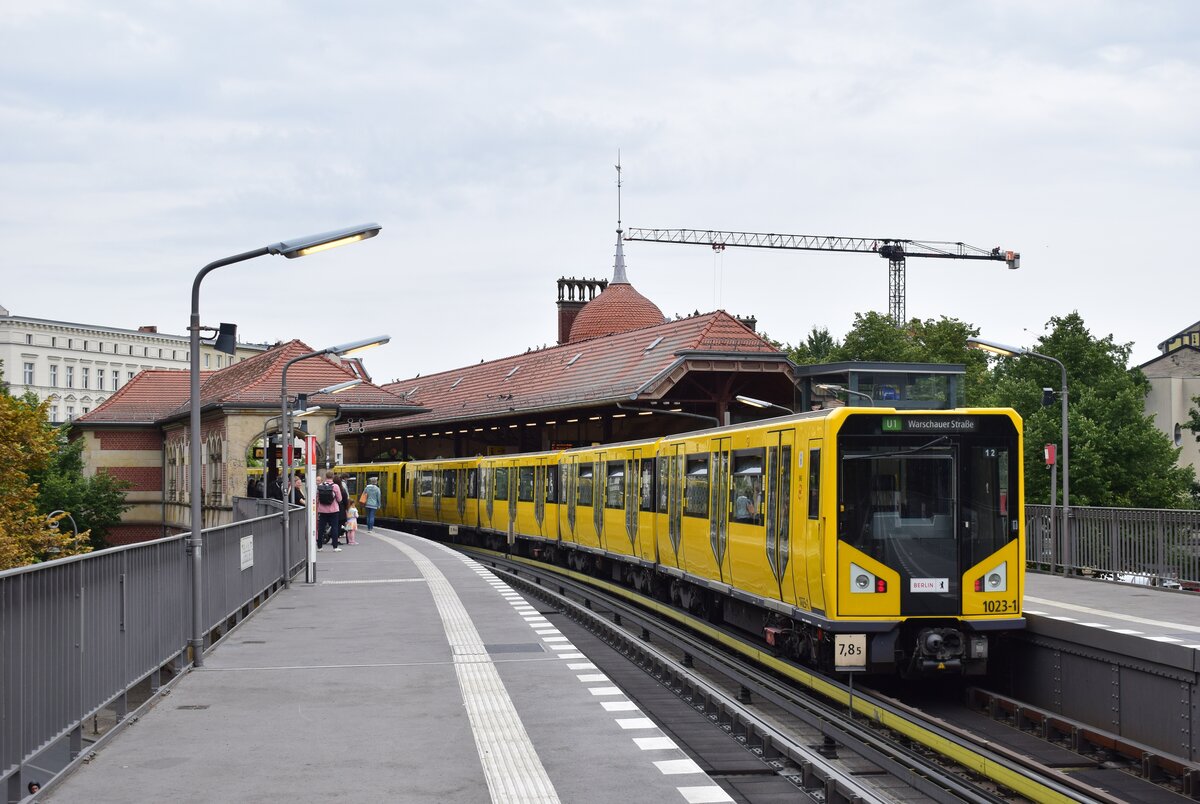 Nachschuss auf den Triebzug 1023 im U-Bahnhof Schlesisches Tor in Richtung Warschauer Straße.

Berlin 21.07.2023