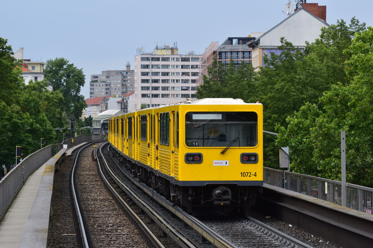 Nachschuss auf Triebzug 1072 vom U-Bahnhof Görlitzer Bahnhof in Richtung Kottbusser Tor.

Berlin 21.07.2023