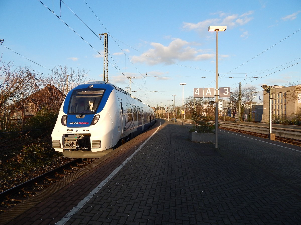 Nachschuss auf den Triebzug 357 in Neuss. Hier fährt er gerade auf Gleis 4 in Richtung Krefeld.

Neuss 26.11.2015