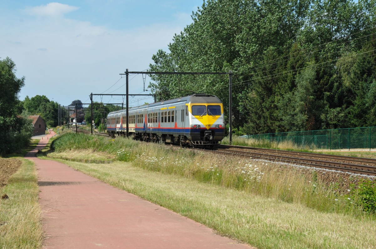 Nachschuss auf den Triebzug 358 der Baureihe AM80  Break  in alter Lackierung, unterwegs als IC2937 Liège-Guillemins - Antwerpen-Centraal. Hier aufgenommen am 01/08/2015 am Ortseingang von Hoeselt in Belgisch-Limburg.