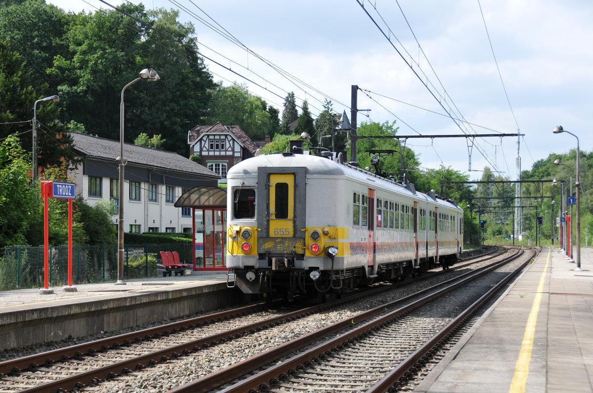 Nachschuss auf den Triebzug 655 der Serie AM70, der als L-Zug 5285 zwischen Verviers-Central und Herstal verkehrt. Aufnahme vom 24/08/2017 im Haltepunkt Trooz.