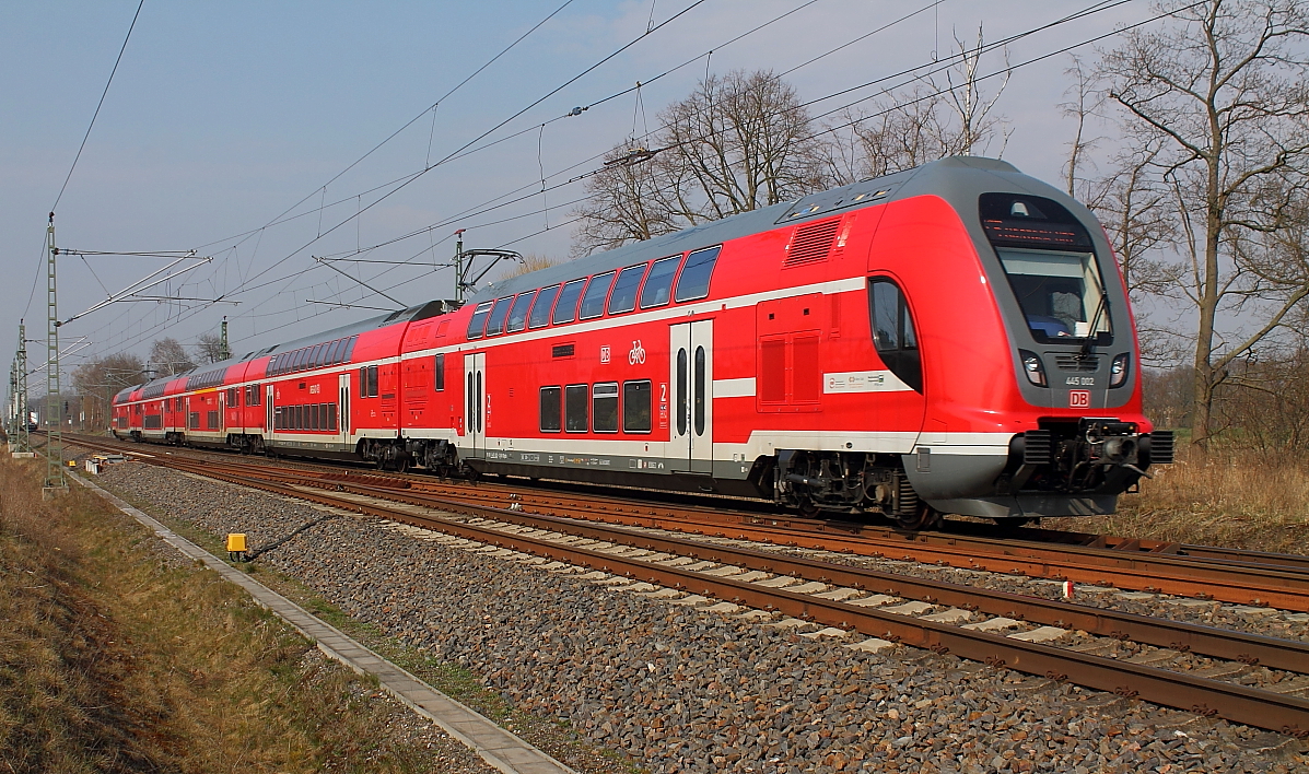 Nachschuss auf den Twindexx Vario 445 002 als RE 4360 von Elsterwerda nach Rostock Hbf am 11.04.2018 in Nassenheide.