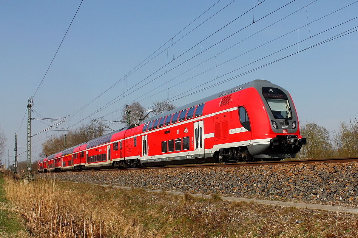 Nachschuss auf den Twindexx Vario 445 003 als RE 4360 von Elsterwerda nach Rostock Hbf am 12.04.2018 in Nassenheide.
