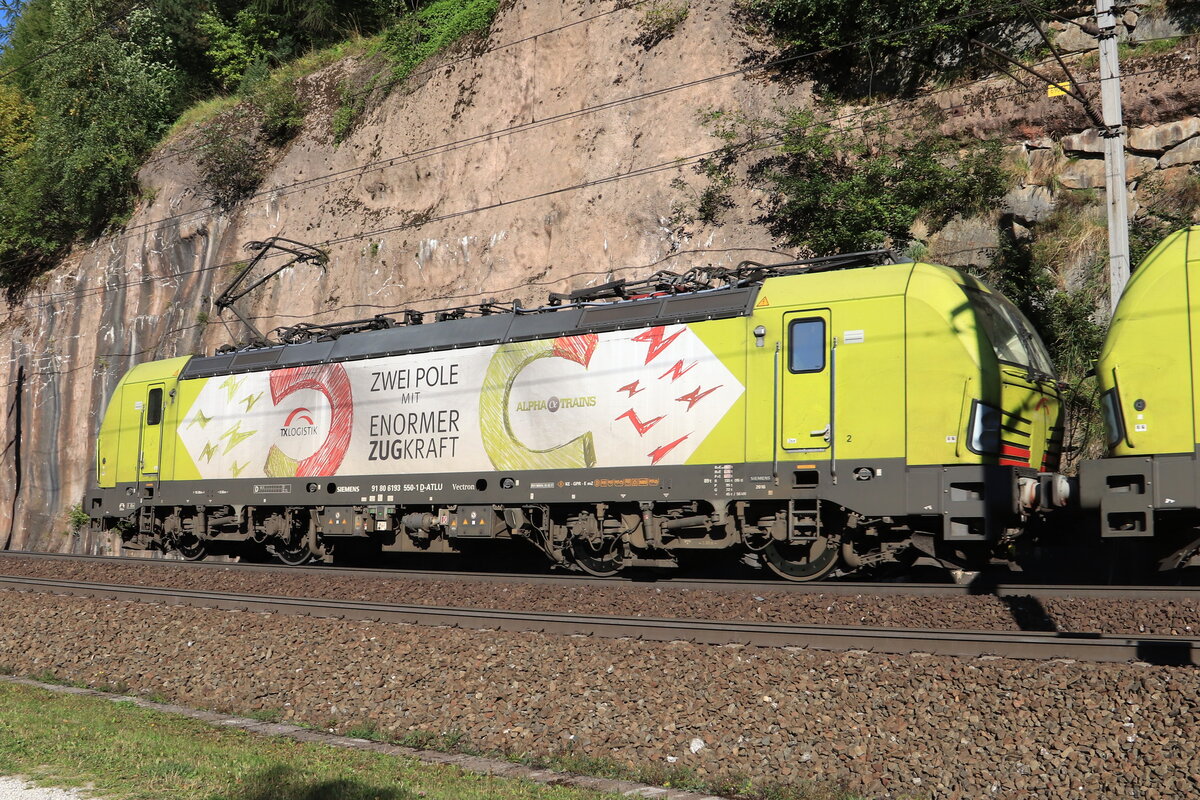 Nachschuss auf die TXLogistik 193 550-1  Zwei Pole mit enormer Zugkraft  vor einem talwärts fahrendem KLV Zug Richtung Deutschland. Aufgenommen bei Gries am Brenner am 25.09.2021
