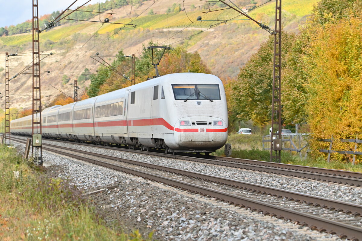 Nachschuß auf den Umleiter ICE an dessen Zugschluß der 401 572-3 zusehen ist. Thüngersheim 26.10.2021