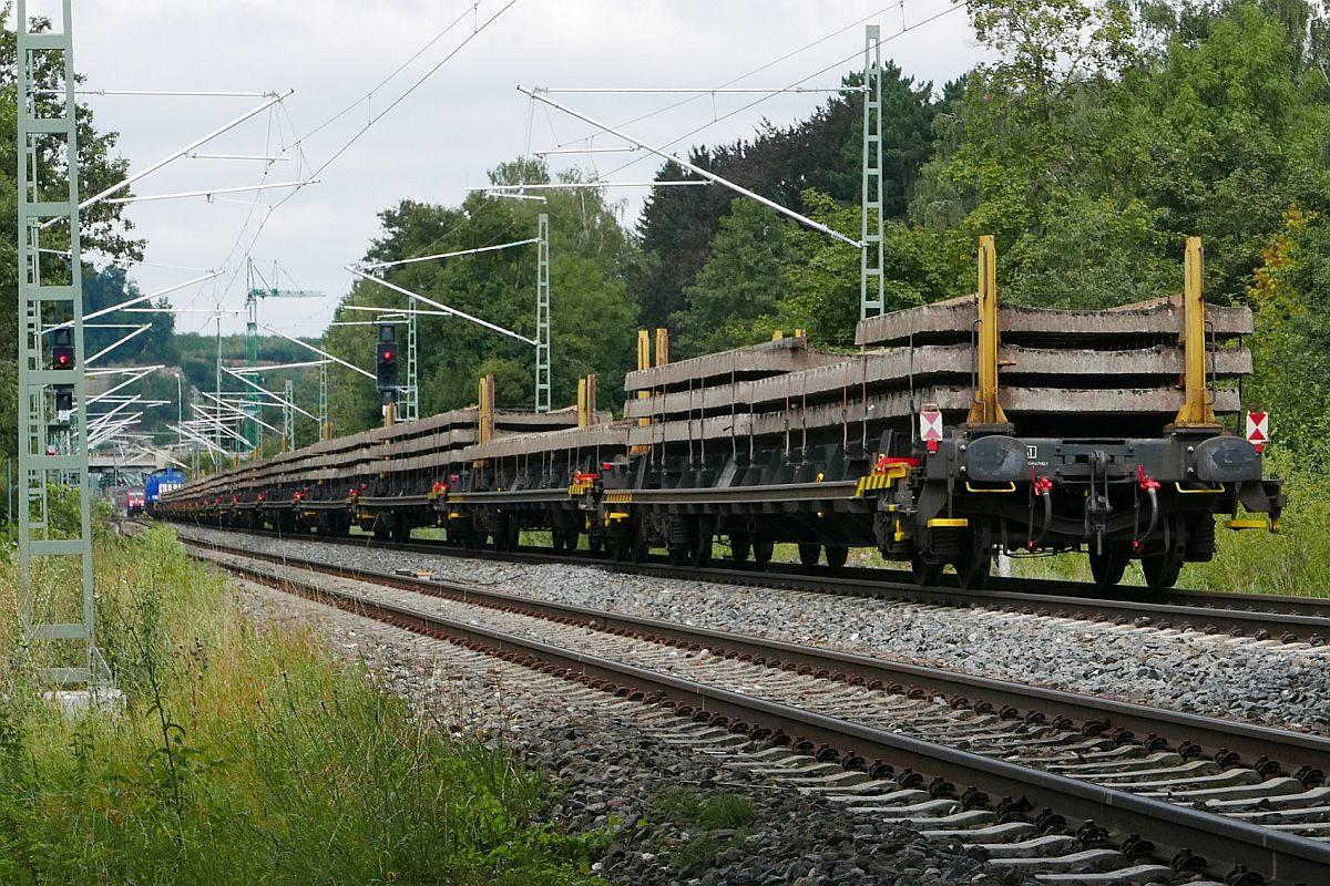 Nachschuss auf den von V 100-SP-010 und V 100-SP-009 von SPITZKE gezogenen Altschwellenzug in Fahrtrichtung Ulm kurz vor dem Bahnhof Biberach (Riß) am 22.08.2019.