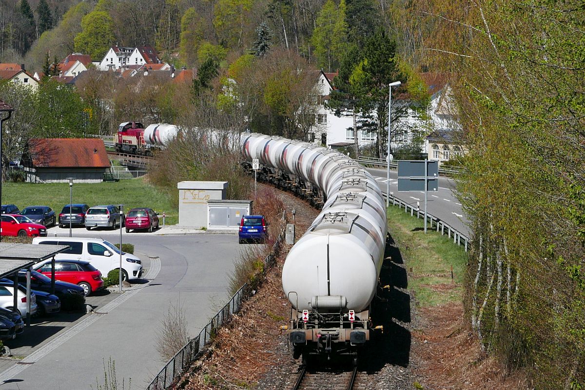 Nachschuss auf V 180 der HzL mit Holcim-Wagen kurz nach der Ausfahrt aus dem Bahnhof Sigmaringen auf der Fahrt Richtung Balingen (15.04.2020).