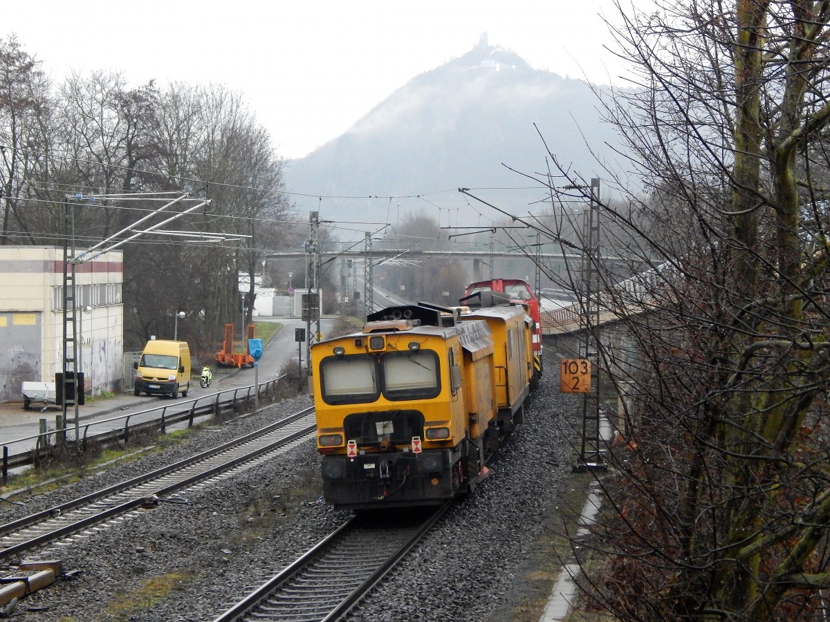 Nachschuss auf V100.04 mit dem Bauzug in Bad Honnef am 5.3.16

Bad Honnef 05.03.2016