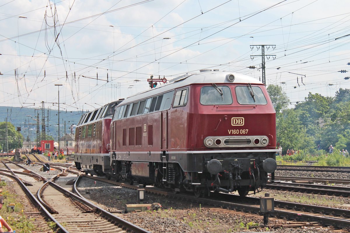 Nachschuss auf V160 067, als diese am Nachmittag des 22.06.2019 von der V200 007 über die Fahrzeugparade des Sommerfestes vom DB Museum in Koblenz Lützel gezogen wurde.