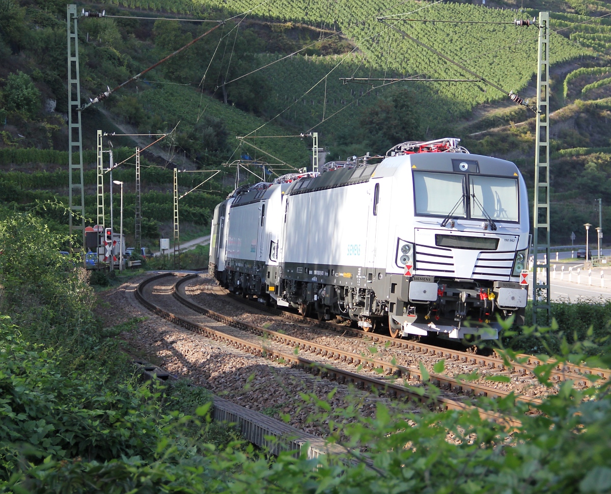 Nachschuss auf den Vectron-Überführungs-Zug bestehend aus 192 962 und 193 822-4, der am 03.10.2013 von der RailAdventure 139 558-1 gen Norden gezogen wurde. Aufgenommen in Oberwesel.