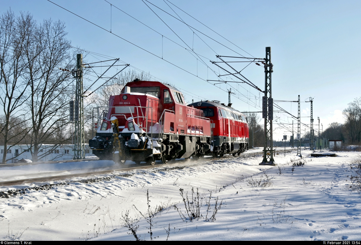 Nachschuss auf die verschneite 261 024-4 (Voith Gravita 10 BB), die von 218 249-1 durch Schkopau Richtung Merseburg Hbf geschleppt wird.

🧰 DB Cargo
🚩 Bahnstrecke Halle–Bebra (KBS 580)
🕓 11.2.2021 | 13:54 Uhr