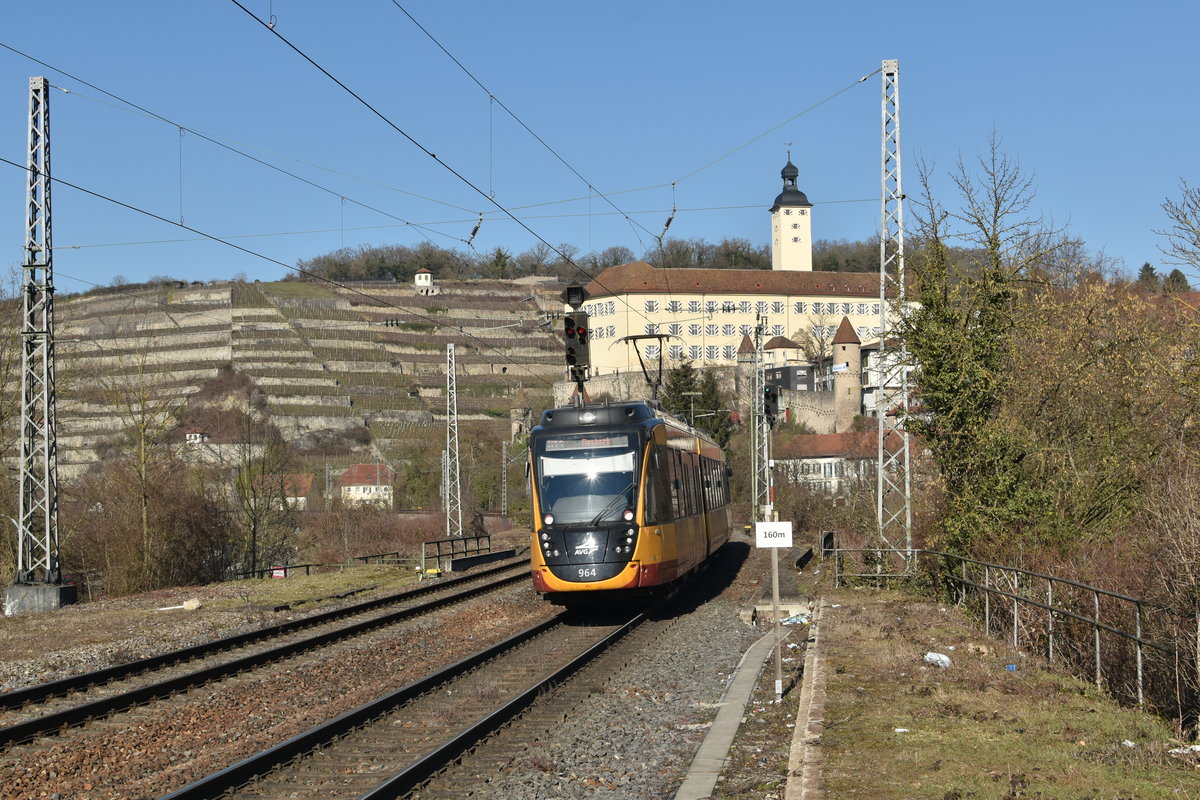 Nachschuß auf den verspäteten 964 der AVG der als S41 nach Mosbach/Baden gerade Gundelsheim am Neckar verlässt. Samstag den 16.2.2019