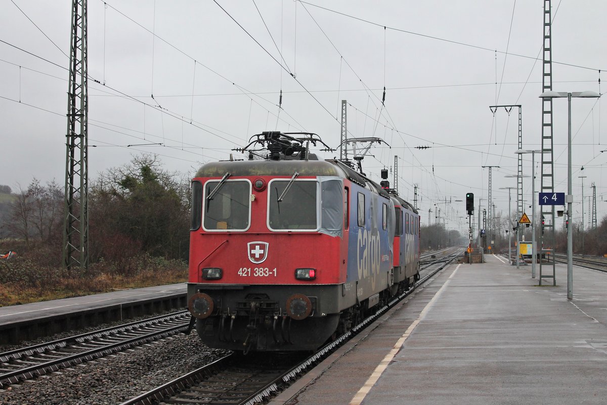 Nachschuss auf die Verunglückte Re 421 383-1 am 17.01.2015 in Müllheim (Baden), als sie von der SBB Cargo/HSL Re 421 397-1 in Richtung Schweiz zur Aufarbeitung brachte.