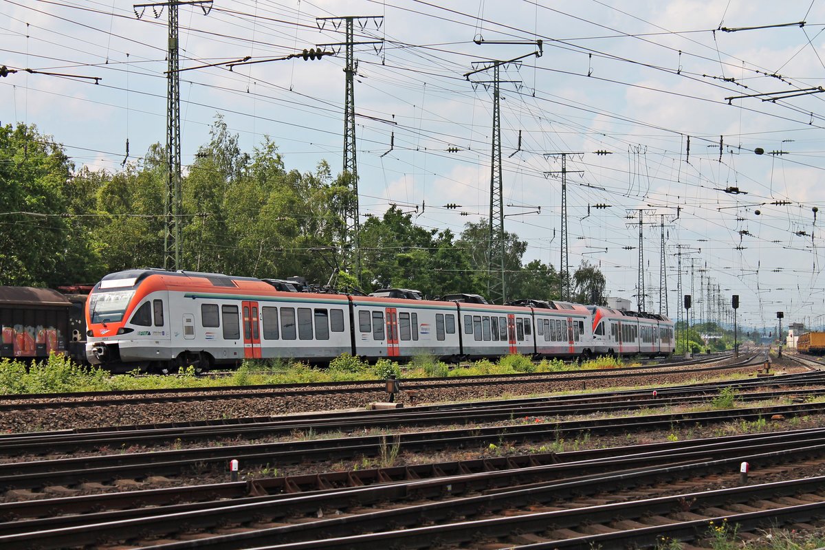 Nachschuss auf VIAS ET 405 B (428 639-9), als dieser am Nachmittag des 22.06.2019 zusammen mit VIAS ET 303 B (427 651-5) auf dem Weg von Frankfurt (Main) Hbf nach Neuwied waren und hier am Rangierbahnhof und DB Museum in Koblenz Lützel vorbei in Richtung Rechter Rheinseite fuhren.