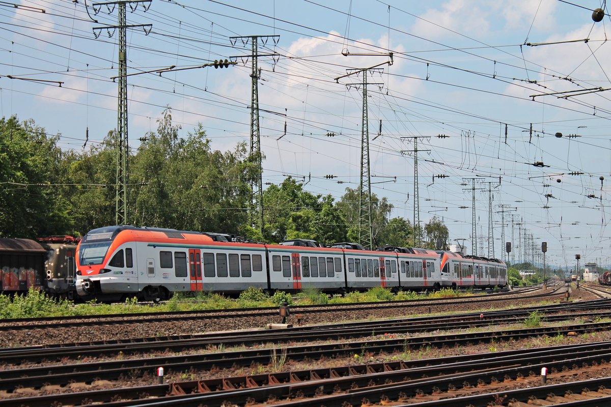 Nachschuss auf VIAS ET 406 A (428 140-8), als dieser am Mittag des 22.06.2019 zusammen mit VIAS ET 412 A (428 146-5) auf dem Weg nach Neuwied waren und hier am Rangierbahnhof von Koblenz Lützel in Richtung Rechter Rheinseite vorbei fuhren.