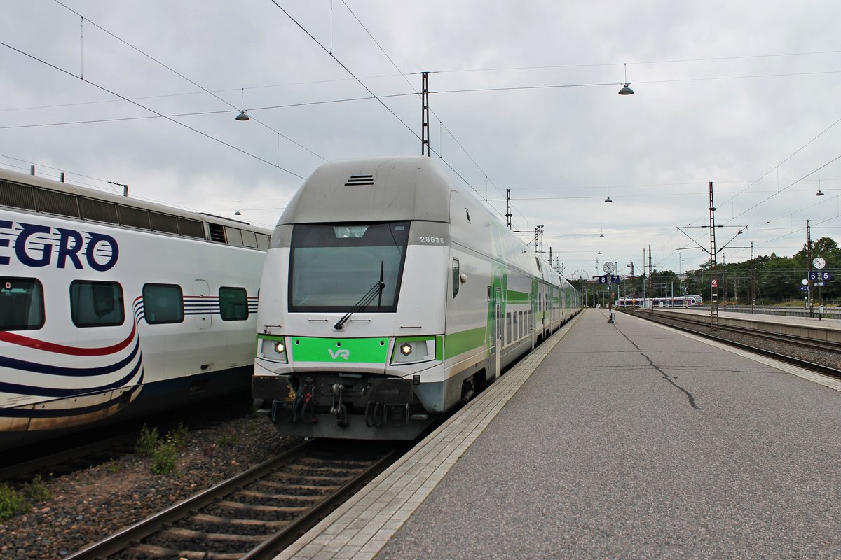 Nachschuss auf VR IC-Steuerwagen 28638, als dieser am Morgen des 08.07.2019 von der Sr2 3205 als Leerzug aus dem Hauptbahnhof von Helsinki in Richtung Abstellung gezogen wurde.
